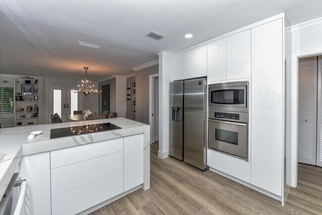Building Photo - 880 Hickory Terrace