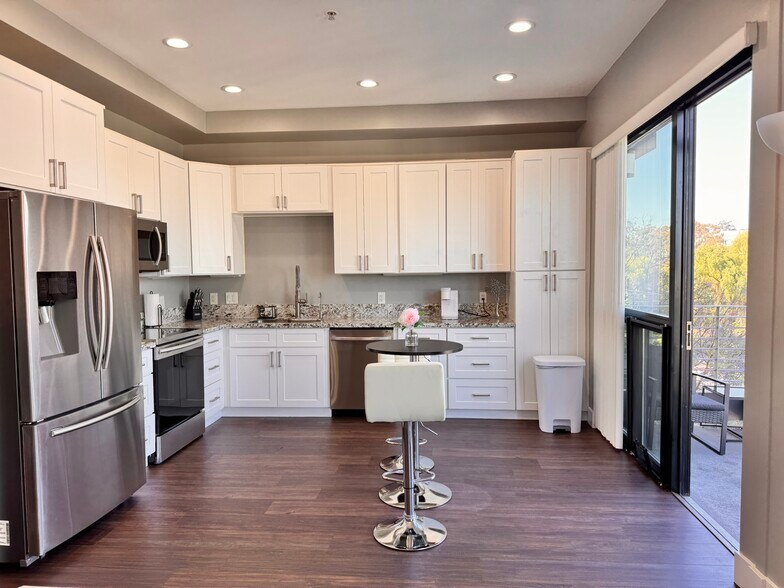 Building Photo - 889 Date St