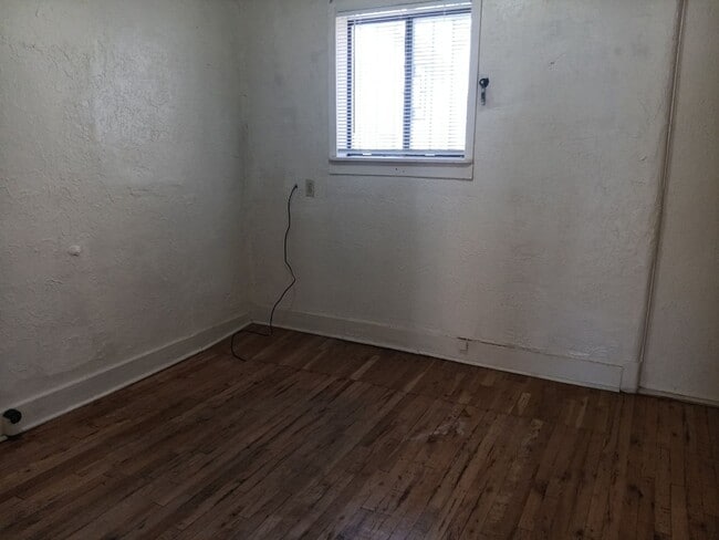 Building Photo - 2 bedroom, 1 bath Close to University!