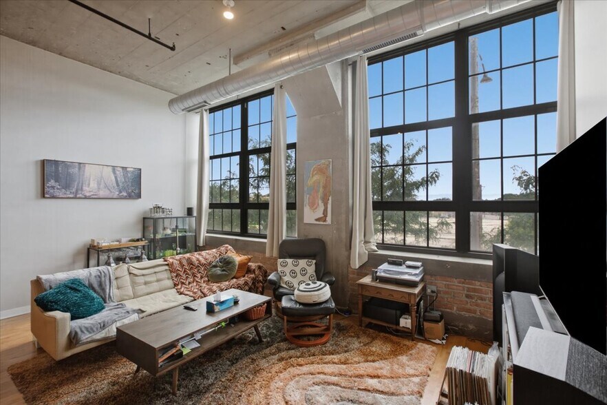 Building Photo - 3963 W Belmont Ave