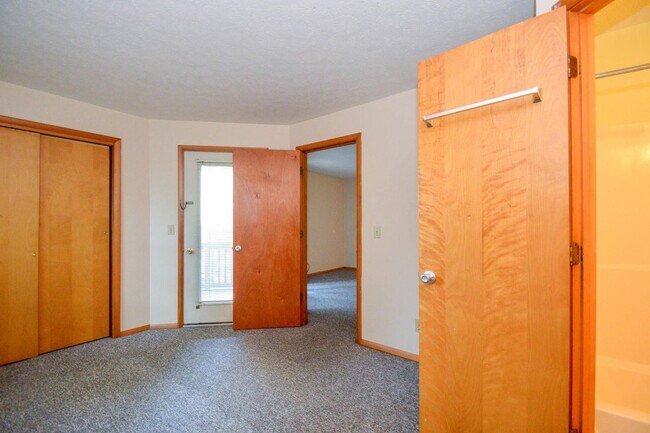 Building Photo - 523 E Smith Ave