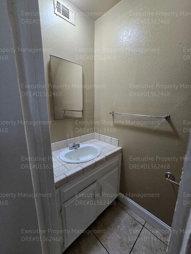 Building Photo - 2 bedroom 1.5 bathroom townhouse