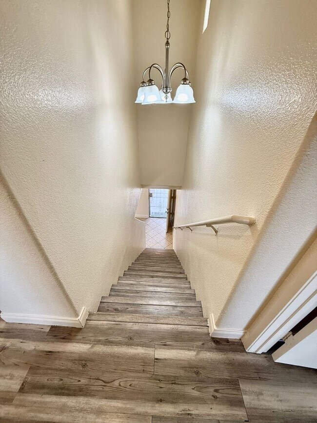 Building Photo - Stylishly Home in Gated Community – Minute...