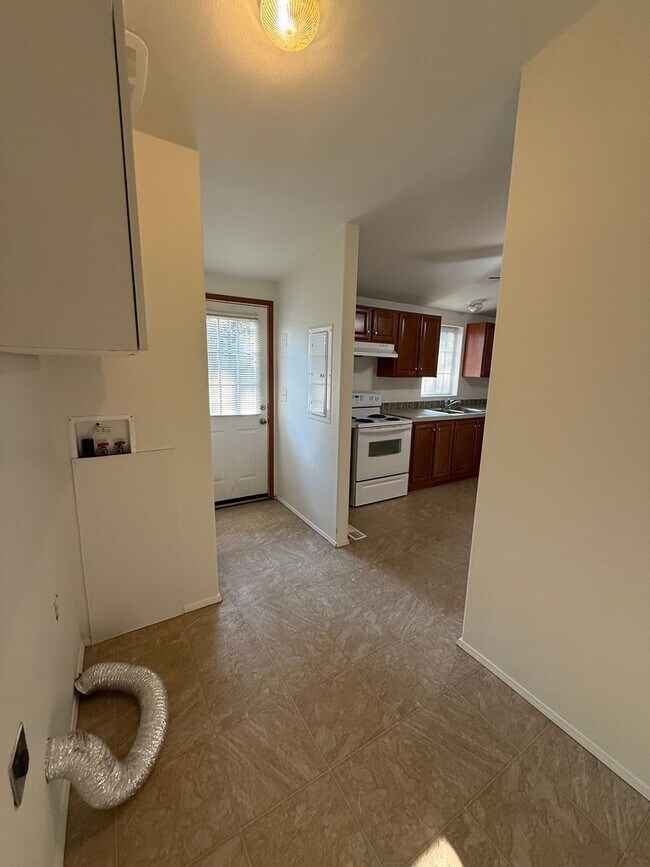 Building Photo - SPIRIT LAKE HOME (P#440)