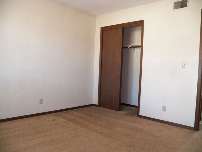 Building Photo - 1008 Bridgit Ct SE