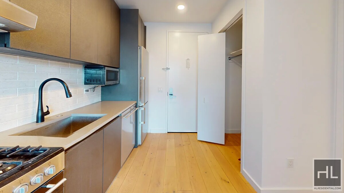 Building Photo - Northern Blvd | Flushing Studio w/Private Balcony, W/D & NO Broker's Fees!