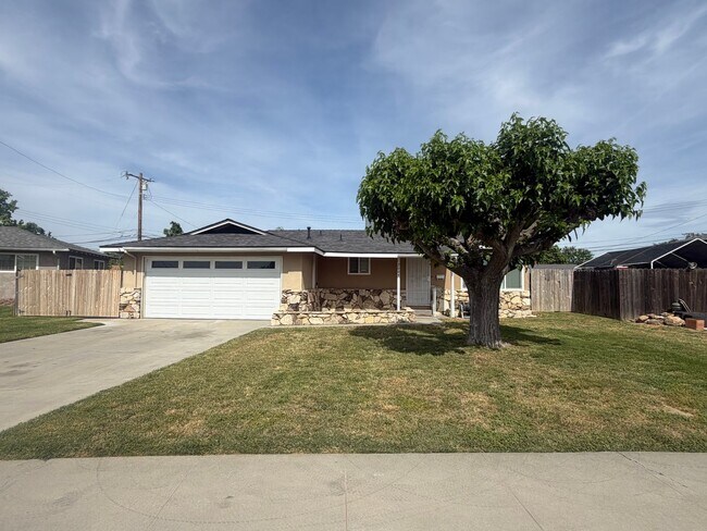 Building Photo - 3 bedroom 2 bathroom in North Hanford