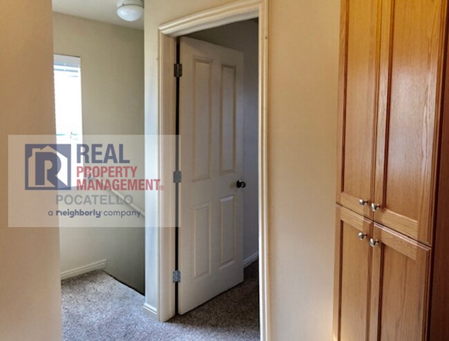 Building Photo - 2 bedroom 1.5 bath Townhome - 1 Car Garage