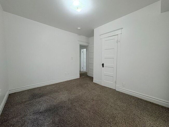 Building Photo - 523 W Maple Ave