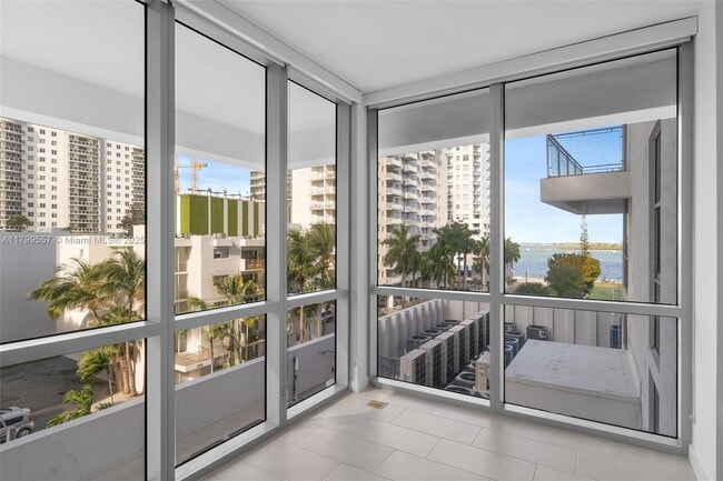 Building Photo - 2150 N Bayshore Dr