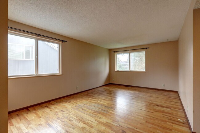 Building Photo - Bright spacious 4-bedroom 2.5 bath home in Bellevue