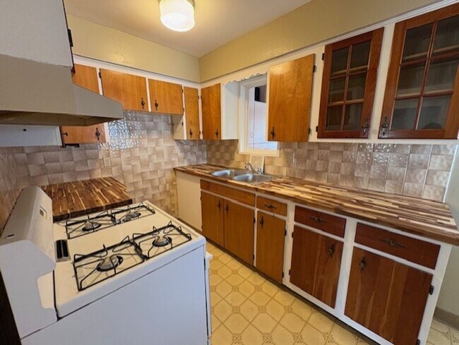 Building Photo - 1724-1726 Tanglewood Dr Akron OH 44313 MFH2 .PW .T1