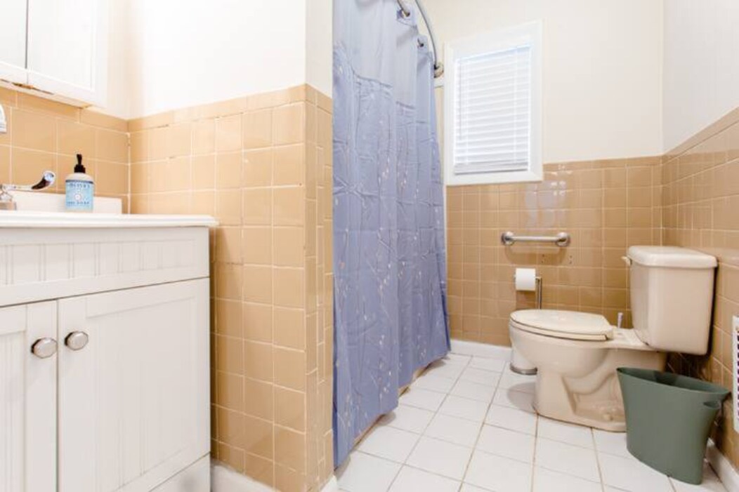 Full Bathroom - 172 Mansfield St