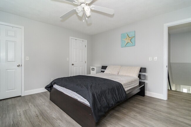 Building Photo - 10 Homeward Ln