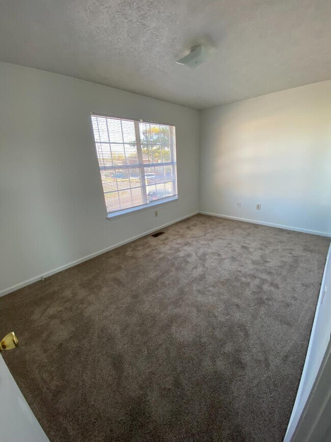 Building Photo - 98 Andrea Dr