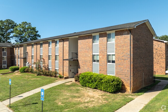 Building Photo - Country Oaks