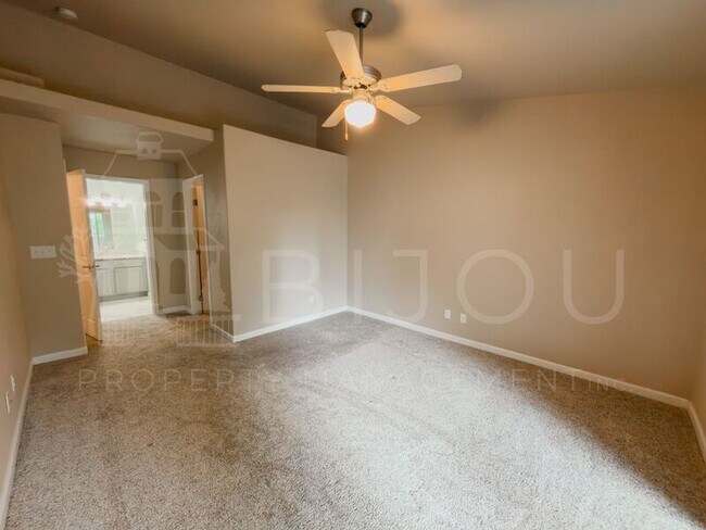 Building Photo - 6925 Ash Creek Heights