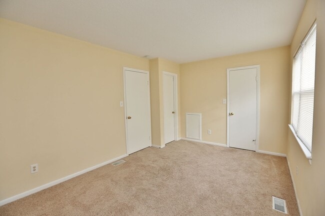 Building Photo - Amazing 2 Bedroom Townhome in Washington Square! Available 03-06-26! All Appliances Convey!