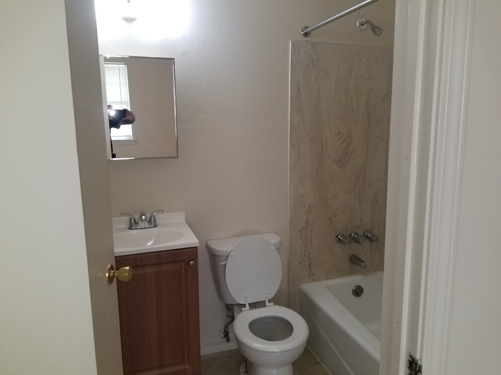 Building Photo - 109 Upsilon St