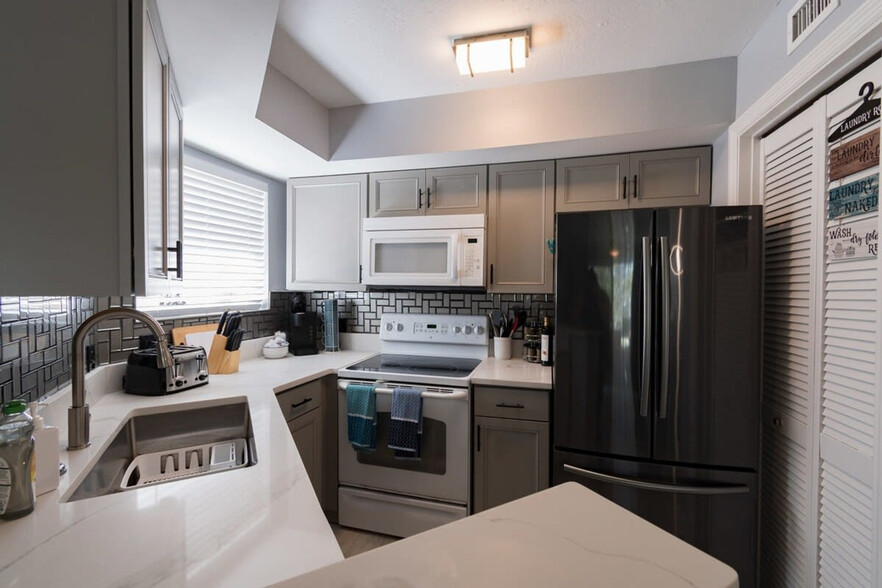 Building Photo - 650 Island Club Dr