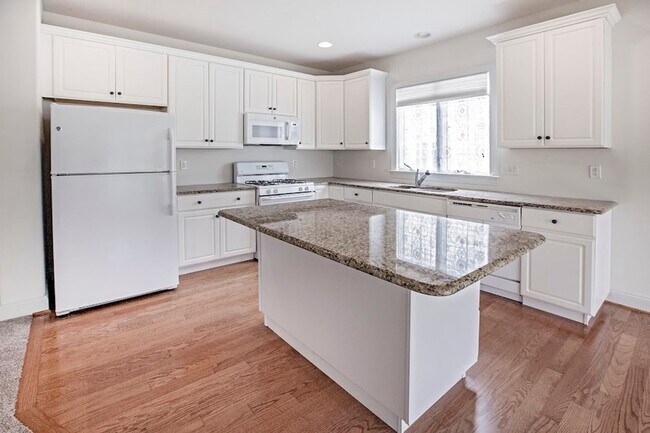 Building Photo - Beautiful 3 bedroom, 3 bath home in over 5...