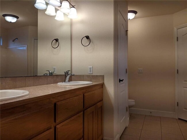 Building Photo - 560 Dogwood St