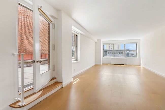 Primary Photo - 60 W 13th St