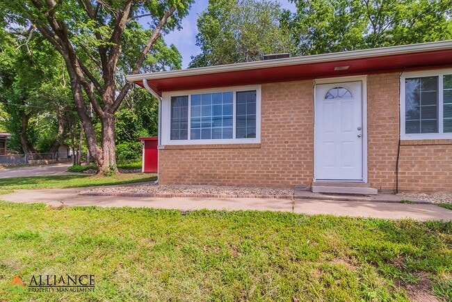 Building Photo - Close to Aggieville & K-State! **Lease from 8/7/26-7/31/27 ONLY!!**