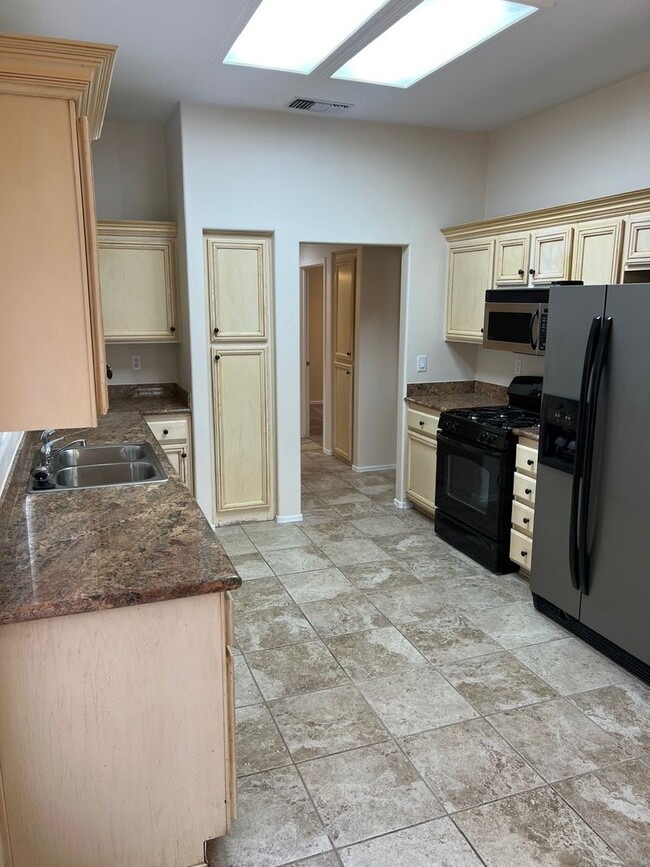 Building Photo - Move in Quick! 2 Bedroom Townhome in Sun C...