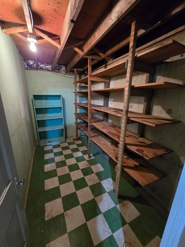 Building Photo - 3-4 bedroom ranch with attached garage, fe...