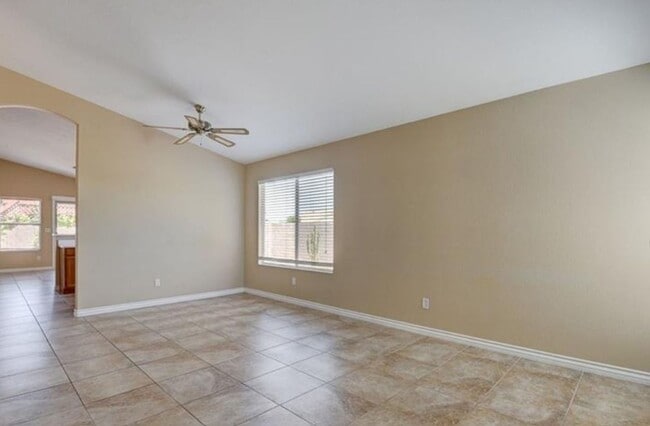 Building Photo - Single Story Gem!