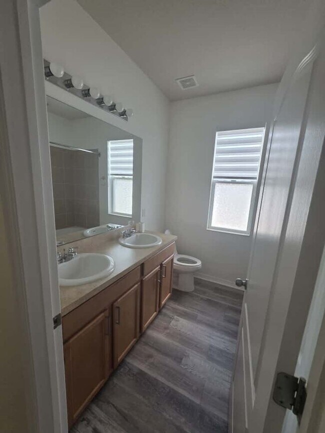 Building Photo - Beautiful house!  4/2 SINGLE FAMILY HOME