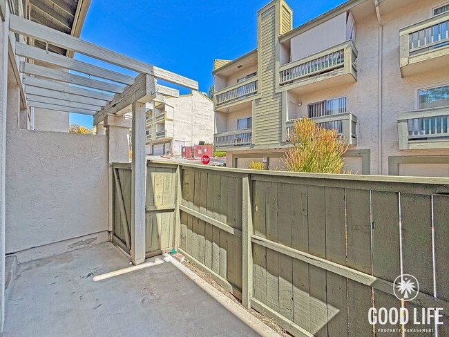 Building Photo - SD: Spacious 3B/2.5BA Multi-Level Home in Redwood Village with Attached Garage, Private Patio & C...