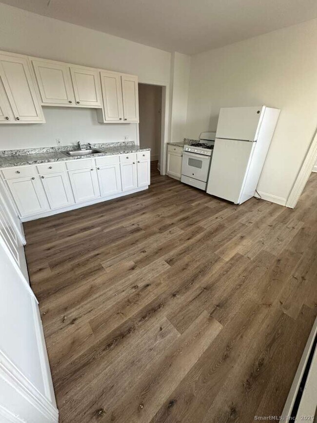 Building Photo - 220 Maplewood Ave