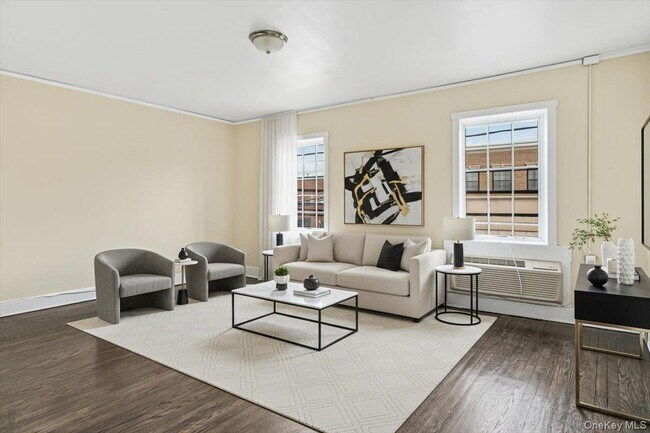 Building Photo - 409 Plandome Rd