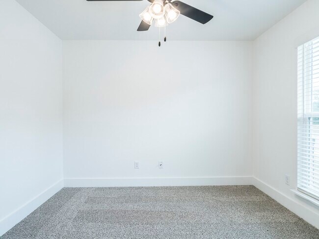 Building Photo - 1440 Emmerson St