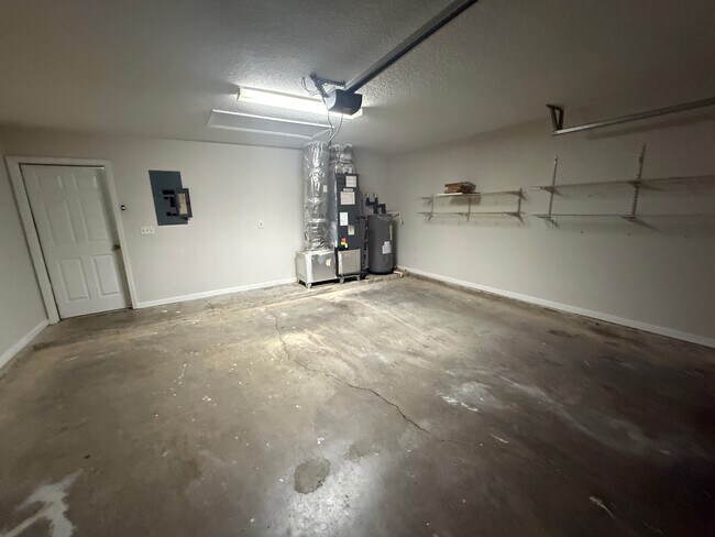 Building Photo - 5550 Oak Crossing Dr