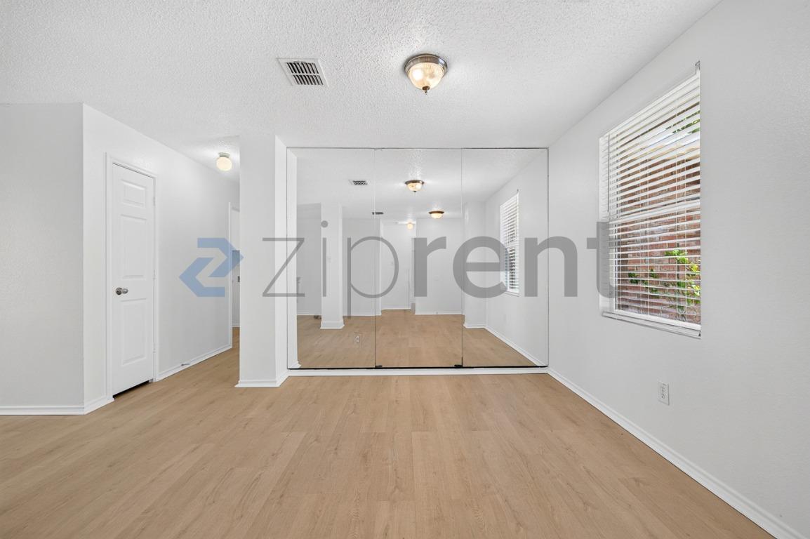 Building Photo - Unit