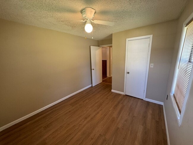 Building Photo - Cozy 3 Bed 1 Bath Home! Available Now! Sch...