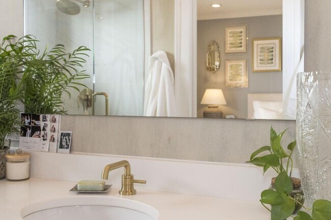 Building Photo - 801 Durant Pl NE