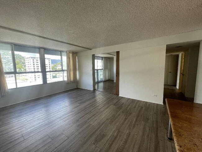 Building Photo - PUNAHOU TOWER 2/2/1 sec, W/D, pool, gym, s...