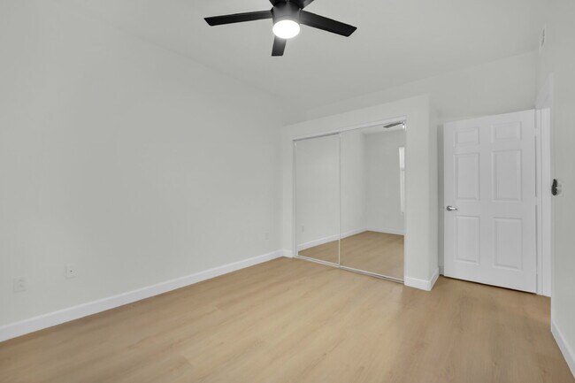 Building Photo - Experience Las Vegas in style and comfort with this beautiful first-floor 3-bedroom condo