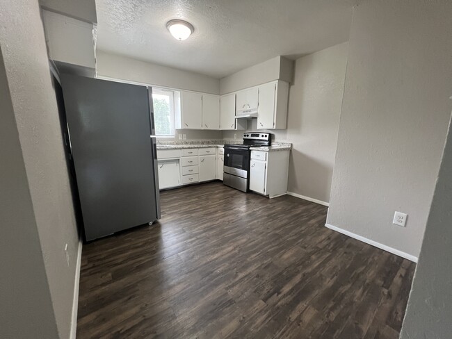 Kitchen - 215 Miriam Dr