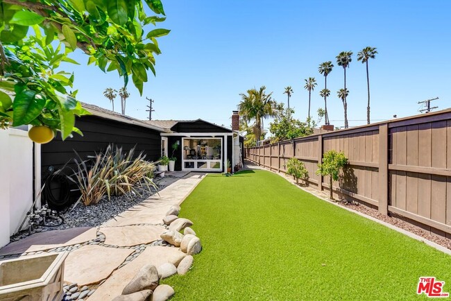 Building Photo - 8176 La Jolla Shores Dr