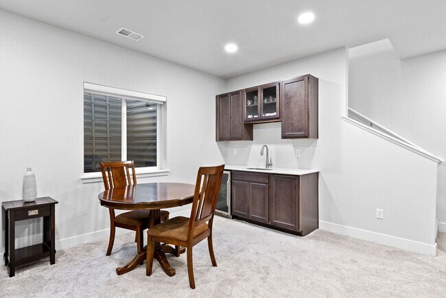 Building Photo - 4 Bedroom, 3 Bathroom 2.8 miles from Old T...