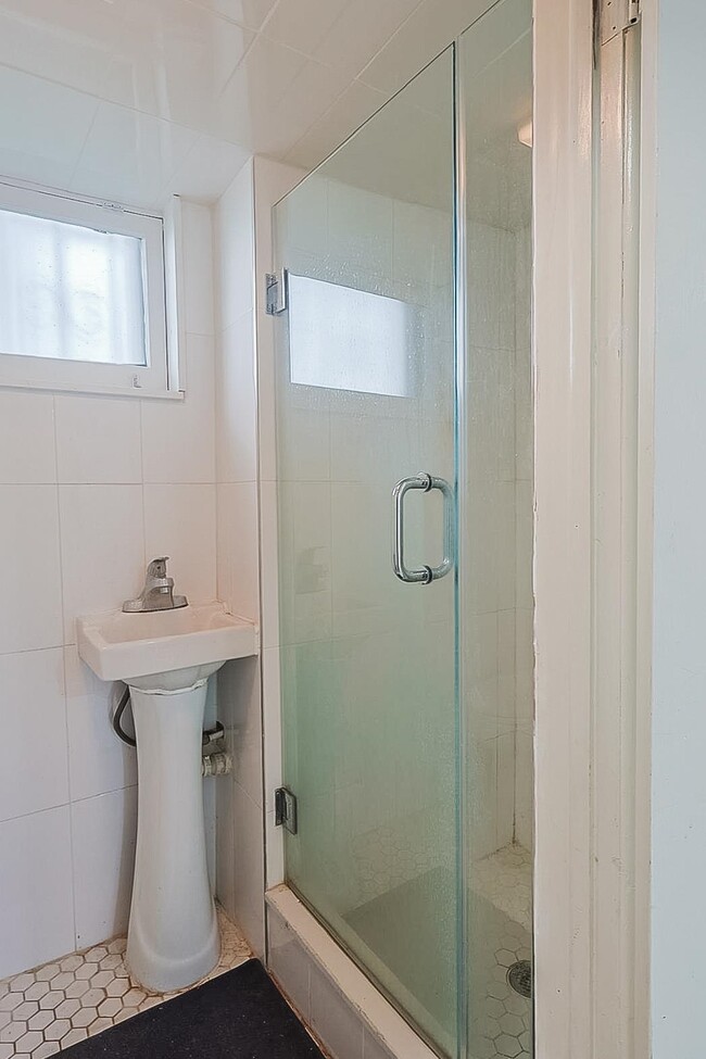 Building Photo - 711 74th St