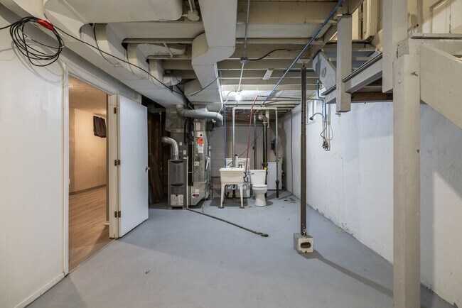 Building Photo - 3 Bedroom Midtown Home!