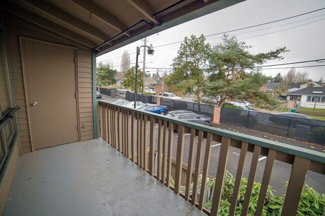 Building Photo - $300 Off! Quiet Top Floor 1 Bedroom Condo in Gated Tukwila Community