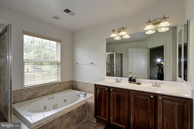 Building Photo - 7055 Oak Grove Way
