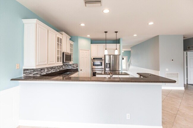 Building Photo - Rare 5 Bedroom Pool Home in Gated Community